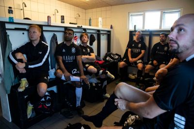 Fodboldholdet Herning i det ene af klubbens to omklædningsrum inden lørdagens kamp. Klubben har udsigt til at få bedre faciliteter efter budgetforliget i Herning Kommune.