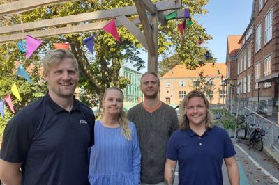 Frivillig Fredag Komiteen er klar til at hylde fællesskaber og frivillighed på »En Fri Dag«. Fra venstre er det Kristian Holst, Herning Idrætsråd, Line Hiillerup, Huset No7, Søren Rønn Kæmpegaard, Frivilligcenter Herning og Oliver Volf, Kulturelt Samråd.
