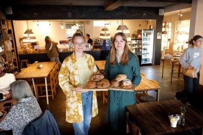 Der bliver brugt økologisk mel hos Aroma, og det har været med til at give caféen i Fonnesbechsgade Det Økologiske Spisemærke i bronze. Et af brødene har endda endnu mere bæredygtighed over sig. Der er nemlig blandet daggammelt hvedebrød i dejen. Indehaver af Aroma, Marie Juul Sørensen (t.h.), har blandt andet sparret med direktøren i Bæredygtig Herning, Thea Lyng Thomsen.