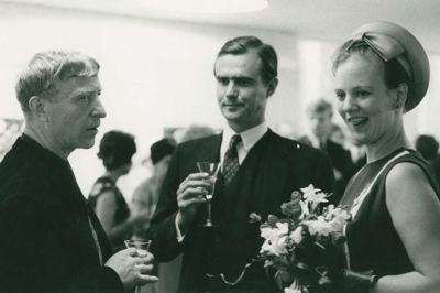 Carl-Henning Pedersen, prins Henrik og prinsesse Margrethe under åbningen på Didrichsens Kunstmuseum den 18. september 1968. Foto: Carl-Henning Pedersen & Else Alfelts Museum.