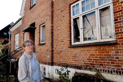 Lizzi Bengtsen og de øvrige beboere i hendes ejendom er godt trætte af de to nabobygninger i Dalgasgade midt i Herning. Ud over at de står med smadrede ruder er de også centrum for blandt andet narkosalg.