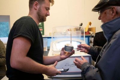Læserne smagte både vaniljeis, jordbærsorbet og saltkaramel-is, da der var rundvisning hos Kastbergs