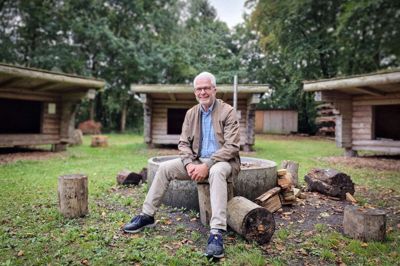 Bent Bækgaard på lejrpladsen foran FDF Isenvad, hvor han blev medlem, da han var en lille dreng og nu er bestyrelsesformand. Civilt arbejdede han som lagerchef i mange år, men nu er han efterlønner.
