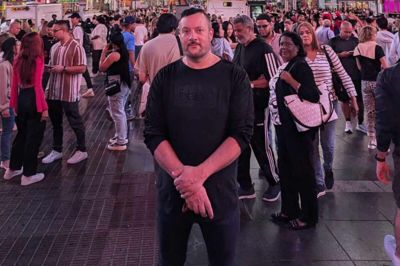 Lars Noah Balderskilde på Time Square i New York City, hvor han har boet siden 2015. Sammen med sin mand sælger han danske møbelklassikere til amerikanerne i storbyen. Foto: Privatfoto/Ritzau Scanpix