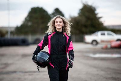 16-årige Lykke Pagaard skiller sig ud, når hun stiller til start i traktortræk-konkurrencer i både Danmark og udlandet. Stort set samtlige konkurrenter er mænd og alle med både en vægt og alder, der er noget højere end Lykke Pagaards. Blot fire måneder efter den unge kvinde fra Sdr. Felding fik traktorkørekort, vandt hun Eurocup i Holland.
