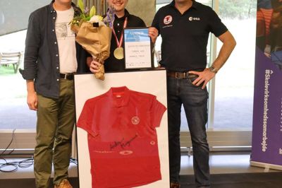 David Spicker Bruhn med både medalje og trøjen, der har været på tur i rummet - sammen med den danske astrouaut Andreas Mogensen (t.h.) og sin lærlingeansvarlige fra teknologivirksomheden Terma, Brian Søndergaard.