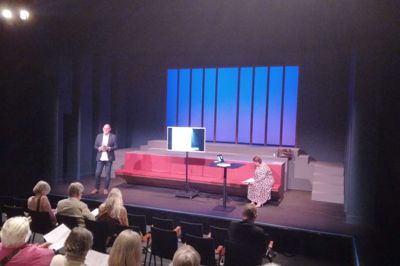 Finn Sten Jakobsen og Natascha Joof på scenen til generalforsamlingen.