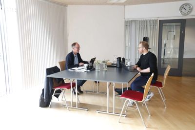 Herning Folkeblads journalister Allan Damgaard (t.v.) og Jan Briks Kjærside havde tirsdag flyttet redaktionslokalet til Kibæk Krydsfelt.