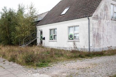 Det skal på tirsdag for det samlede byråd, om kommunen kan gøre mere ved forsømte ejendomme som dem, der ikke just pynter på Tjørring Hovedgade.