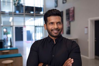 Vashanth Selvadurai, der underviser i strategisk kommunikation på Erhvervsakademi Dania i Randers, har modtaget Undervisningsprisen 2024. Inspirationen til underviser-karrieren stammer fra barndommen i Herning.