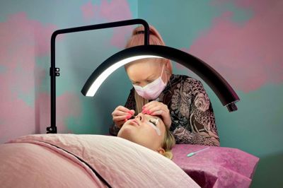 Anne Gry Madsen har Emmi's Lashes helt alene. Her giver hun dagligt sine kunder mere voluminøse øjenvipper.
