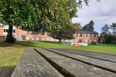 Den østlige fløj på Kølkær Skole er lukket af på grund af fugt. Nu kommer turen til skolekøkkenet og et depotrum, der også må lukkes. Skolen skal have helt nyt lokale til madkundskab over jorden.