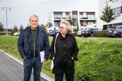 Søren Ankersen er formand for grundejerforeningen Fuglsang Holm, hvor Inge-Merethe Nilsson bor. De undrer sig blandt over, hvorfor de nye dobbelthuse ved »Vandkanten« ned til Fuglsang Sø ikke er hvide.