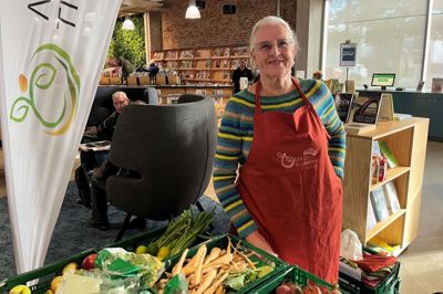 Susanne Madsen, frivillig hos Mad til Herning: Vi skal passe på vores natur og vores klode, og så er det jo synd, at der er så meget mad, der bliver smidt ud. Vi skal i stedet sørge for at få brugt maden, for der er ingen grund til at dyrke noget, der bare bliver smidt ud. Mad til Herning holder til på Teglvænget, hvor vi sælger rigtig meget god mad, som stadig har lang holdbarhed.