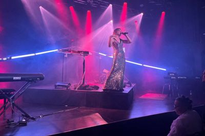 Lydmor er solo på sin aktuelle turné »Space Tour«, som fredag aften lagde vejen forbi Fermaten i Herning.