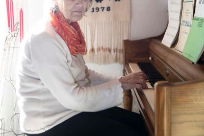 Musik, sang og poesi har fulgt Anna Stadel Sørensen siden barndommen, og hun digter, synger og spiller stadig i en alder af 90 år.