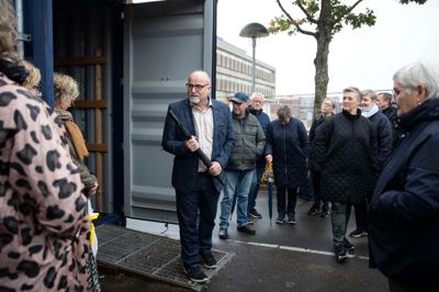 Tidligere planchef Marius Reeses rundvisning begyndte ved den container, hvor borgerne kan se plancher om sygehusgrundens udvikling. De cirka 40 fremmødte fik lidt forhistorie, inden turen gik ind i området.