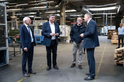 I 2022 var daværende forsvarsminister Søren Bødskov (S) og forsvarsordfører Mogens Jensen (S) på besøg hos Multicut for at diskutere forsvarsindustriens fremtid.