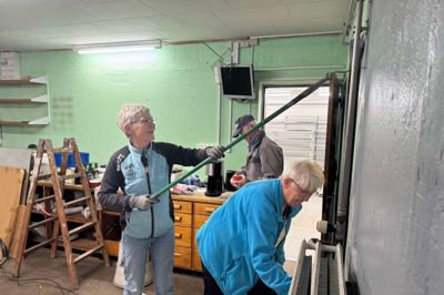 Jette Yde (t.v.), Betty Nielsen og Vagn Pedersen er i fuld gang med at male og sætte i stand. Arbejdet med at renovere den gamle brugs tager tid, men det er planen, at det skal være færdigt til at kunne blive taget i brug engang i midten af januar næste år.