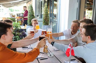 Bone's-direktør Jan Vinther Laursen fortæller, at der hver dag er flag på mange borde hos Herning-restauranten.