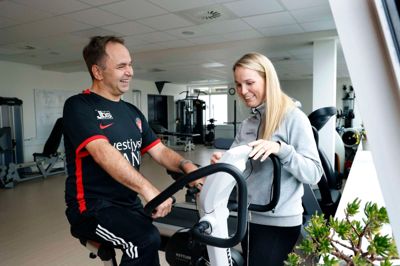 Der er masser af grin og godmodige drillerier mellem Jan Vad Kristensen og fysioterapeut Tine Clemen. Hver uge kommer han til Benefit Fysioterapi i Herning og træner på løbebånd og motionscykel.