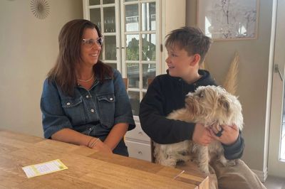 Mor Pernille Ziegenfeldt har indtil videre fået afslag på afslag, når hun har forsøgt at booke festlokaler til sønnen Gustavs konfirmation til maj om halvandet år. Hunden Buller kan blot se til, mens presset langsomt stiger og stiger.
