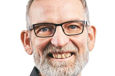 Michael Traberg har taget turen fra bankelev til direktør - og flere fusioner undervejs. Tirsdag fejrer Vestjysk Banks digitaliseringsdirektør 40 årsjubilæum.