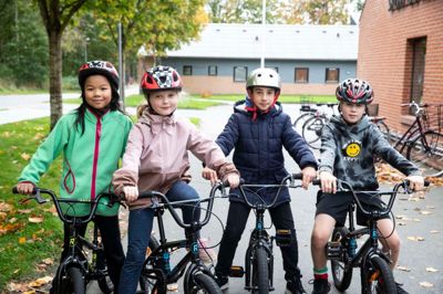 Line Diep, Signe Schlosser, Abdallah Taleb og Silas Emil Witt er blandt de mange børn, som hopper på bmx-cyklerne og indtager den ny pump track-bane.
