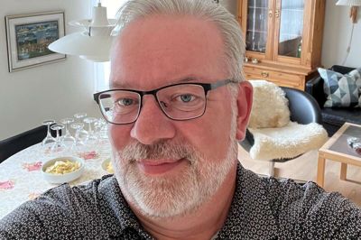 Stilhed før storm. Her står Thomas Thisted klar fem minutter før deltagerne i hans mors »pige-frokost« i anledning af hendes 77-årsfødselsdag kommer hjem til et glas vin efter spisning. Thomas havde allernådigst fået lov til at deltage som tjener.