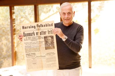 »Danmark er atter frit!« kunne Herning Folkeblad ligesom alle landets øvrige medier glædesstrålende berette lørdag 5. maj 1945. Gennem snart 80 år har først Kaj Stausholms forældre og siden han selv gemt avisen fra afslutningen på Anden Verdenskrig. Men nu har han leveret avisen tilbage.