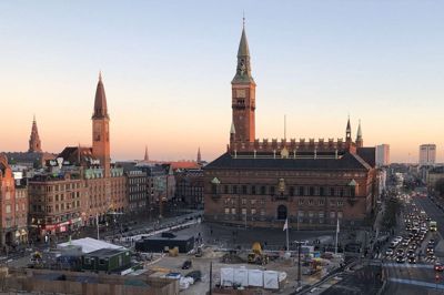 Københavns smukke rådhus pryder den berømte plads. Vi har bestilt en guidet rundvisning i den flotte bygning fredag formiddag.