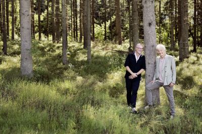 Lars Lilholt og Peter Ingemann har meget til fælles, men ikke følelsen af at optræde. - Jeg bliver totalt udmattet og lærer aldrig at nyde det, hvis jeg eksempelvis skal holde et foredrag, mens Lars nærmest får energi af at stå på scenen, siger Peter Ingemann. Lars Lilholt: - Jo mere jeg bare går ind og ER mig selv med al den tvivl, der er, jo bedre bliver det. Det bølger op med positiv energi, som jeg så forsøger at sende retur.
