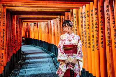 Torii-portene - også kaldet de rensende porte spiller en vigtig rolle i religiøse ceremonier. Vi finder dem og skal naturligvis også igennem dem i Kyoto.