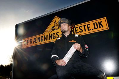 Lars Bilde Frøkjær sprænger ting i luften som sin levevej. Det er et job, der kræver stor fleksibilitet og en tider tider meget forstående familie. Han har en fortid som ambulanceredder, men har de seneste 10 år haft eget firma med sprængninger. Nu er han, familien og firmaet flyttet til Aulum.