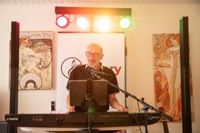 Til ære for fotografen har Henry Kirkegård i dagens anledning stillet sit setup op hjemme i stuen. Lys, lyd og keyboard tager han med rundt, når han bliver booket til at spille ved forskellige festlige lejligheder.