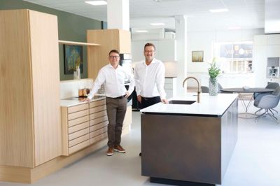 Køkken-butikken Multiform er åbnet i Søndergade i Herning. Her står Jesper Sandfeld (t.v.) og Jesper Frølund klar til at hjælpe kunderne med at tegne deres nye køkken.