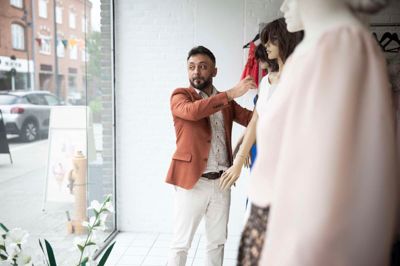 John Osman er uddannet skrædder blandt pailletter, silke og store haute couture-skrud i Libanon. I dag driver han skrædderiet John Osman Couture i Herning.