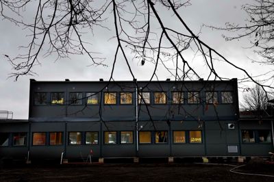 Det var foran den daværende varmestue på Markedspladsen, at en 32-årig mand fik livstruende stik med en machete i maj sidste år.