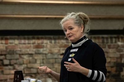 Danskernes forskelle og særheder blev taget under kærlig behandling, da Dorthe Nors ikke blot fortalte om sin bog, men også om de mange iagttagelser, hun havde gjort på sin rejse langs Vestkystlinjen. Foto: Søren Langkjær/Nørre Vosborg