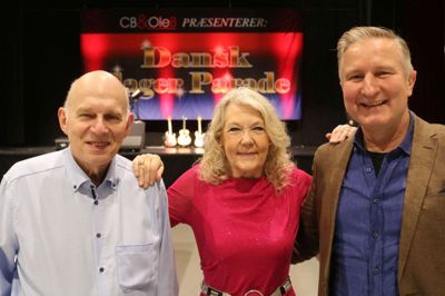 Klaus Strand-Holm og Karin Strand-Holm er igen på scenen til Dansk Slager Parade. De er her fotograferet med direktør Stig Ulrichsen fra CB & Ole B. Booking, der står bag showet. Foto: PR-foto