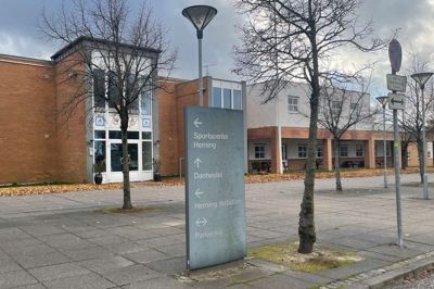 Vandrerhjemmet i Holing, som i de seneste mange år har heddet Danhostel, fortsætter frem til 1. januar 2026. Derefter skal bygningerne omdannes til en sports-efterskole.