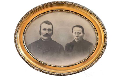 Fotoet af Birgitte og Peder Svendsen er nu hos Ørnhøj Lokalhistoriske Arkiv. Peder Svendsen døde i 1912, hans hustru seks år senere.