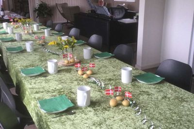 Bordpynten til fejringen bestod blandt andet af kartofler, for det er et grundstof ifølge fødselaren (som svagt anes i baggrunden). Privatfoto
