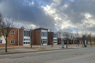 Vandrerhjemmet Danhostel i Holing fortsætter frem til 1. januar 2026, hvor det lukker, og der skal gøres plads til Hernings kommende sportsefterskole.