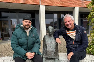 Steffen Brunsgaard (t.v.) og Preben Hansen ved skulpturen »Vidnerne«, der står foran de lokaler, hvor Brunsgaards Køkken havde til huse.