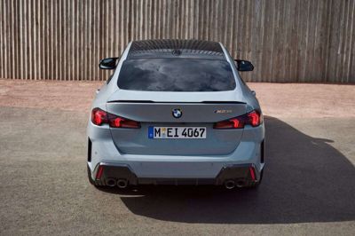 Særligt fra denne vinkel er det nemt at se tydelige ændringer på 2 Gran Coupé. Bagendens lange og flade baglygter er erstattet af nye med et andet design. (PR-foto). PR-Foto/Fabian Kirchbauer/Ritzau Scanpix