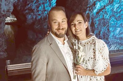 Anitta Mercedes Lyng og Lars Sandgrav Madsen valgte at holde deres bryllup som en overraskelses-fest i Mønsted Kalkgruber. Med som giftefoged var byrådspolitiker Kirsten York Helms (K).