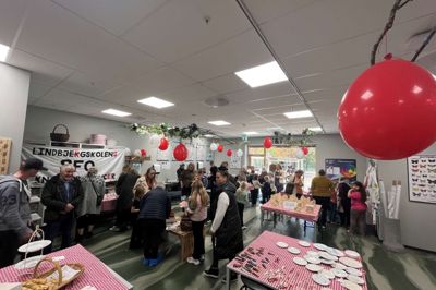 Der var run på boderne, da Lindbjergskolens SFO torsdag holdt marked for at give et bidrag til Knæk Cancer.