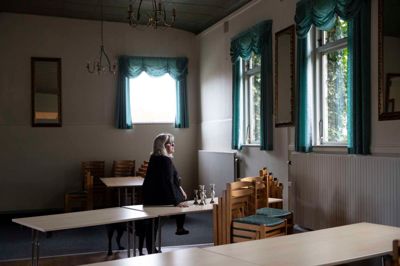 Jeg er egentlig ikke selv et festmenneske. Jeg er mest til stille og roligt samvær og god snak. Og et godt glas rødvin, siger Hanne Meldgaard, der gennem 30 år har drevet Kølkær Selskabslokaler.