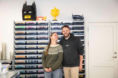 Tilde og Caspar Bennedsen driver Danmarks eneste certificerede Lego-byggervirksomhed udenfor koncernen selv. Virksomheden, der har til huse i Sdr. Felding, vokser år for år og mangler nu igen snart plads at brede sig på.